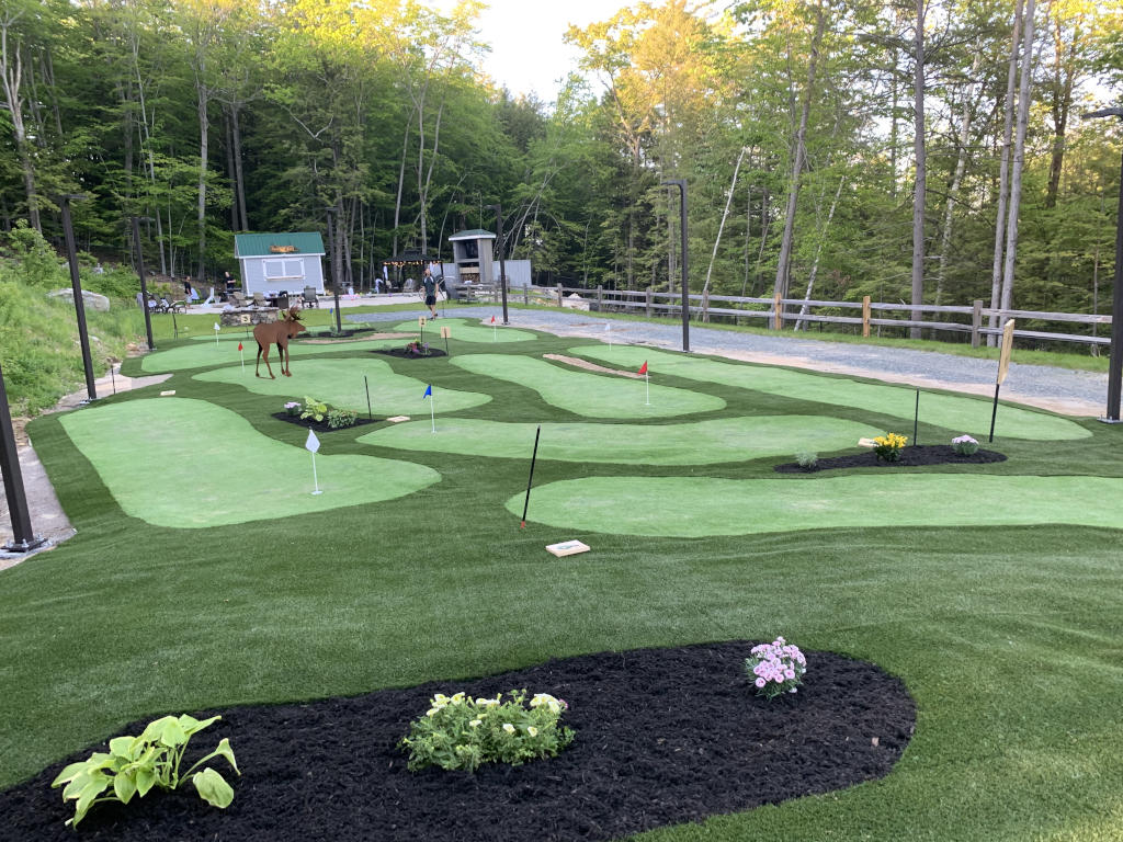 Use versitile settings for your Toronto mini golf course.